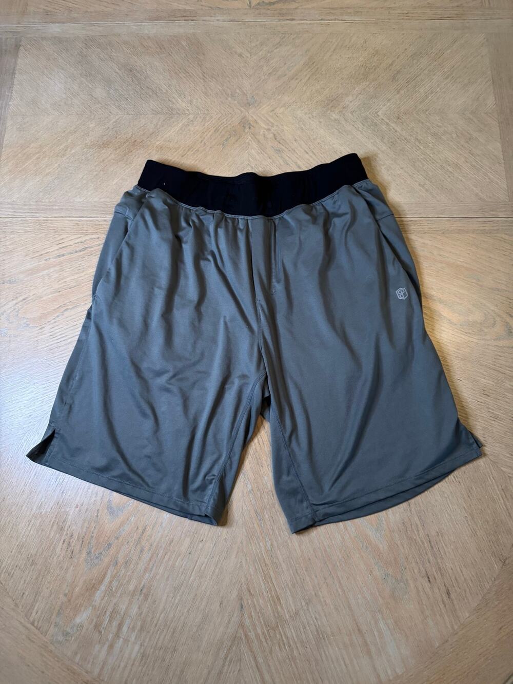 Born Primitive men’s gray basic unlined 9” shorts in gray size large